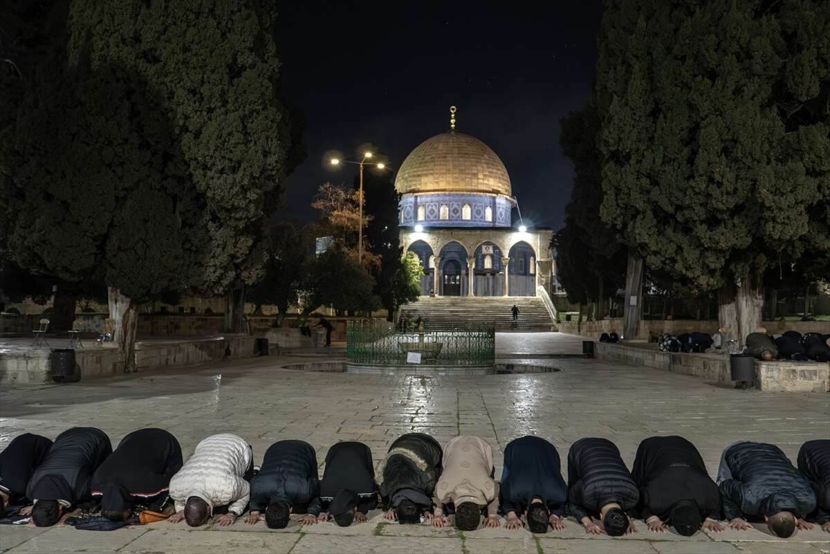 Mescid-i Aksa 41 gün sonra ibadete açıldı, Filistinliler şükür secdesine kapandı 11